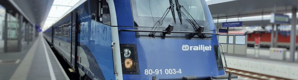 A front view of a Czech Railways (CZ) Railjet (RJ) train