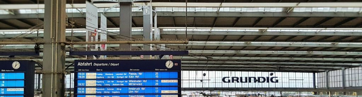 One of the main departure screens above an ICE 1 train at Munchen Hbf