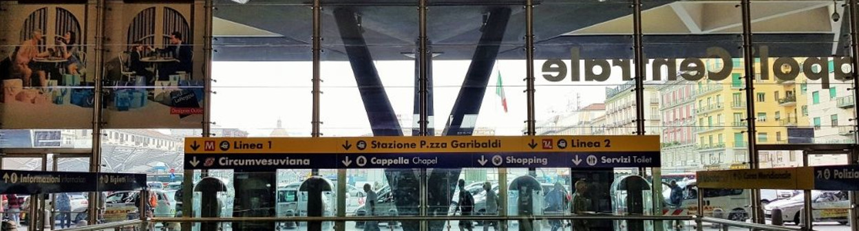 The access from the concourse at Napoli Centrale to the Metro and Circumvesuviana trains