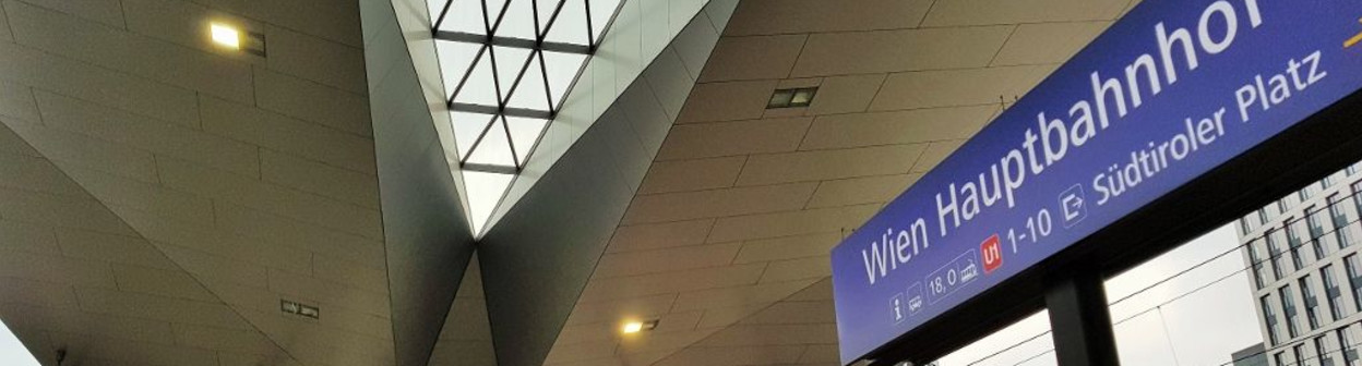 The clear direction signage on the platforms/tracks at Wien Hbf