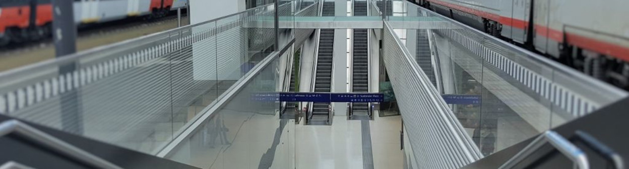 Looking down on the passage way beneath the platforms/tracks/gleis