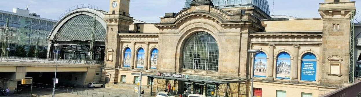 The main street entrance to Dresden Hbf looking down from gleis 17