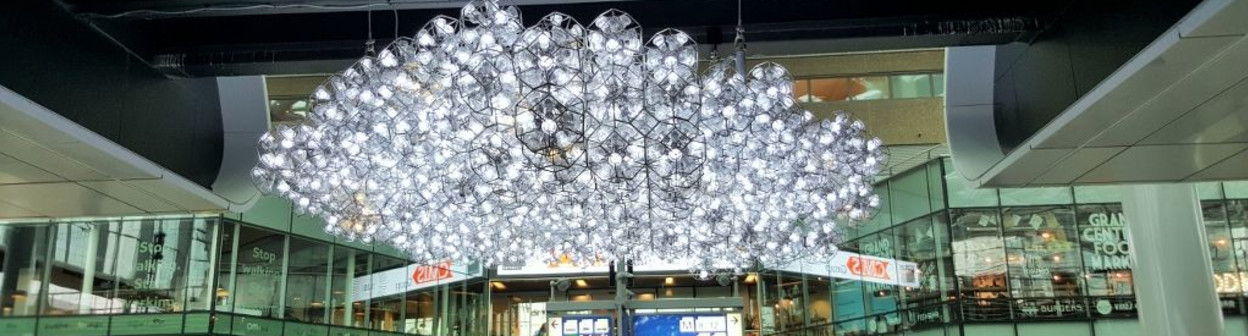 The main concourse at Den Haag Centraal Station