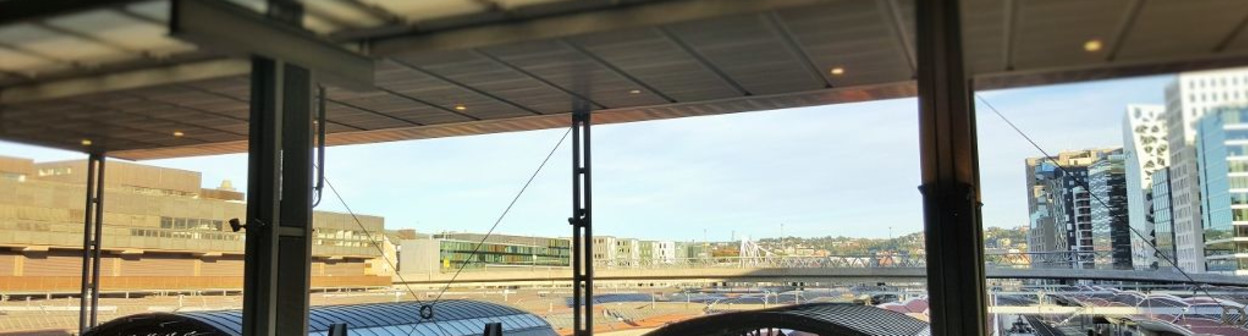 Looking down on to the spor/tracks/platforms from the Flytoget concourse at Oslo S station