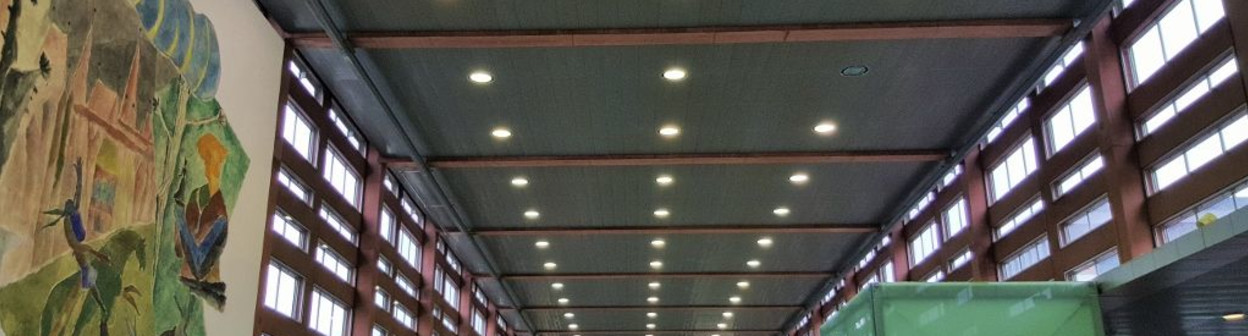 Looking down on the main concourse at Innsbruck Hbf