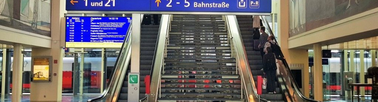 The entrance hall at Klagenfurt Hbf showing the access to gleis 2 - 5