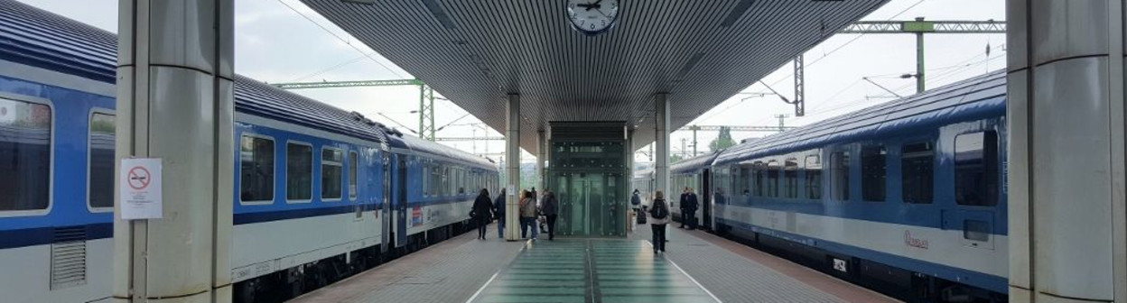 The platforms at Kelenfold are accessed by lifts and escalators