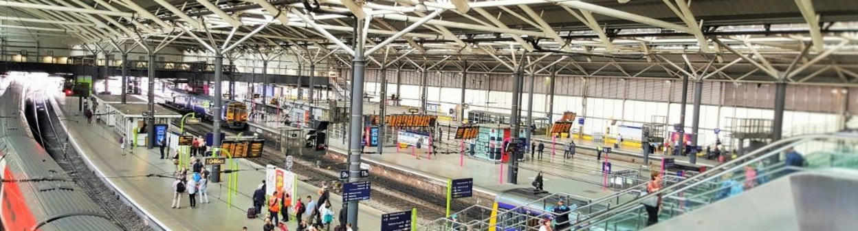 Looking across Leeds station from platform 8 - platform 17