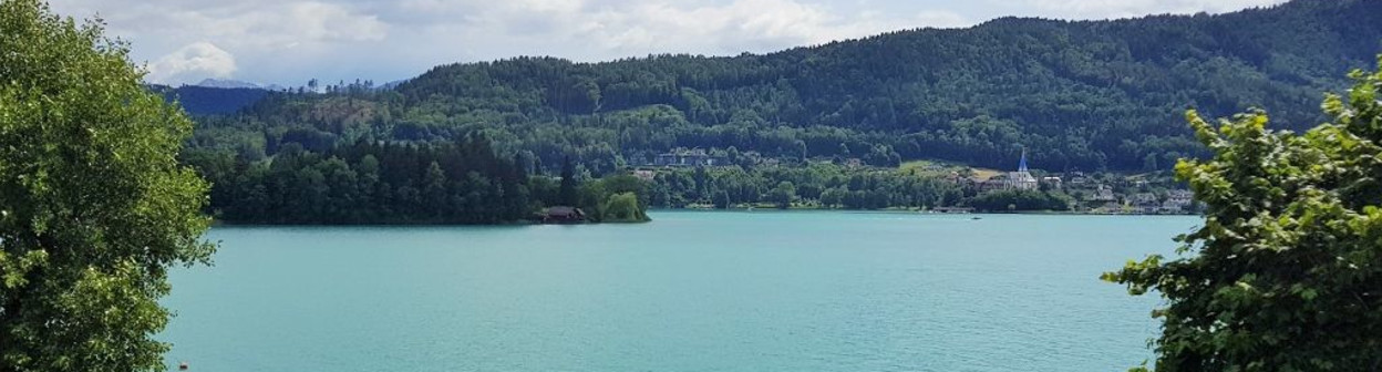 On the left south of Klagenfurt there are view over the Worthesee