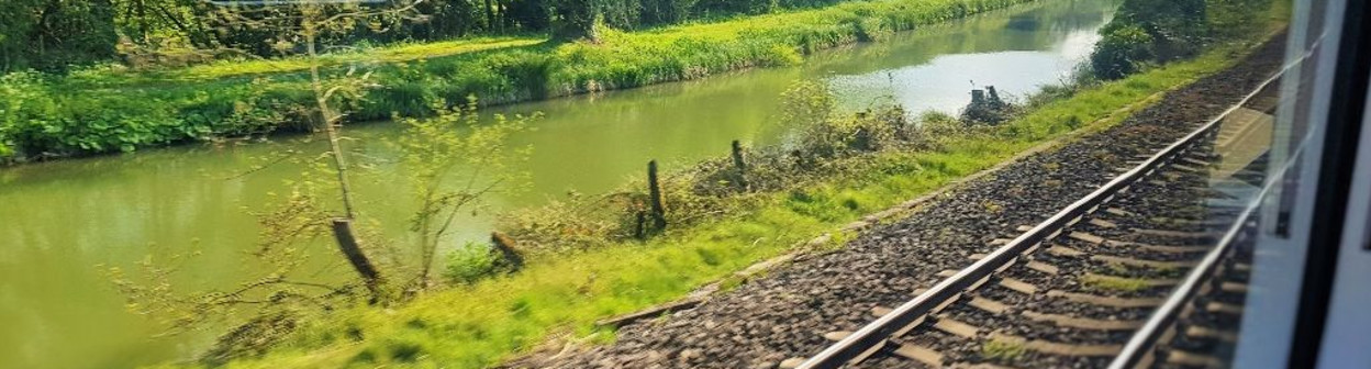 Between Newbury and Pewsey the railway is beside the Kennet & Avon canal