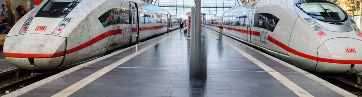 An ICE 4 rain and an ICE 3 neo train in Frankfurt (Main) Hbf