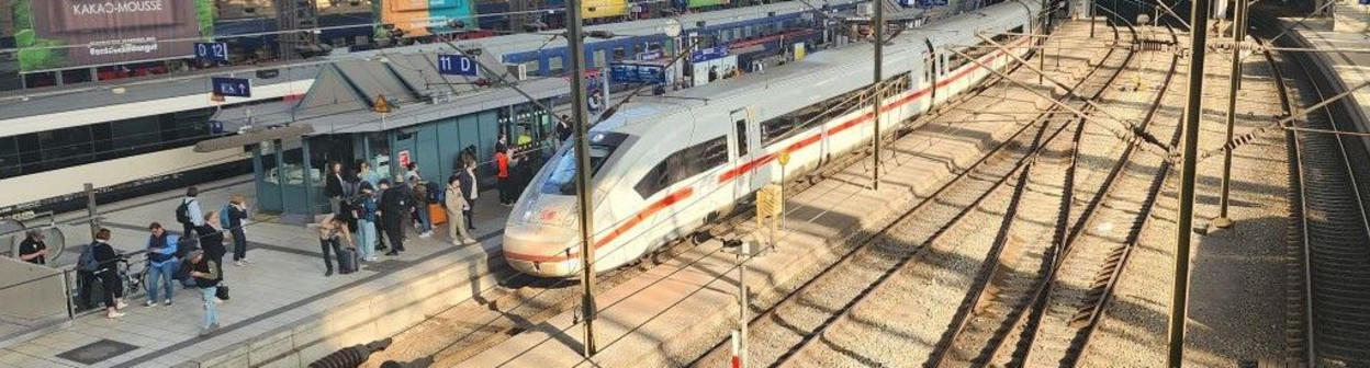 An ICE 4 train arrives in Hamburg Hbf