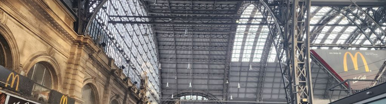 Looking across the concourse at Frankfurt (Main) Hbf