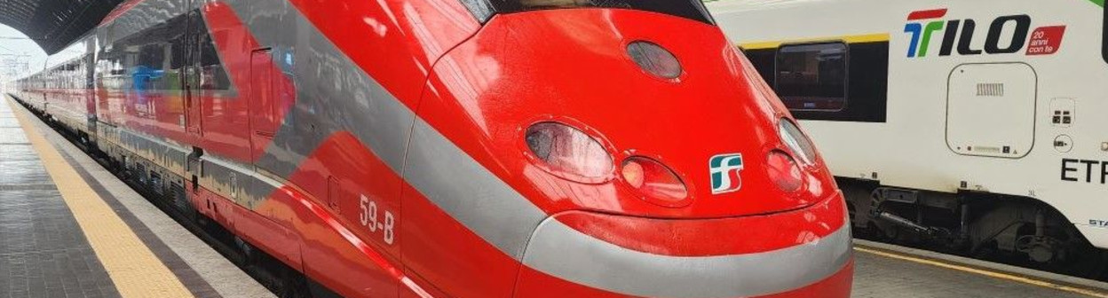 A Frecciarossa 500 train has arrived in Milano Centrale