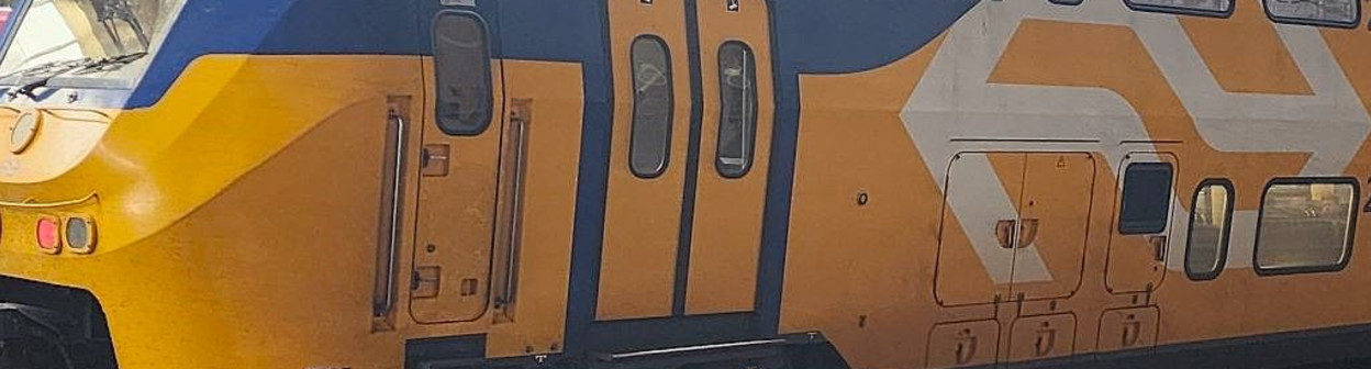 The NS logo on an IC train