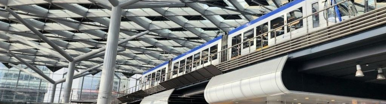 Train and bus connection at Den Haag Centraal