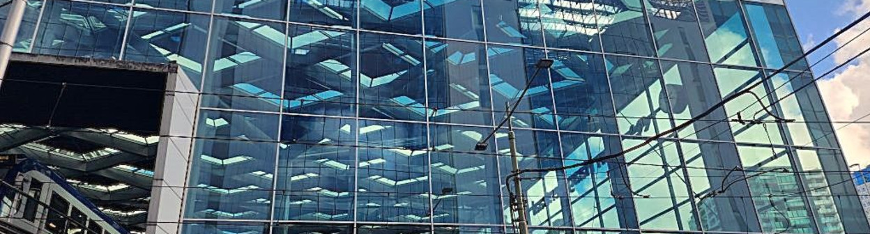 The main street entrance at Den Haag Centraal