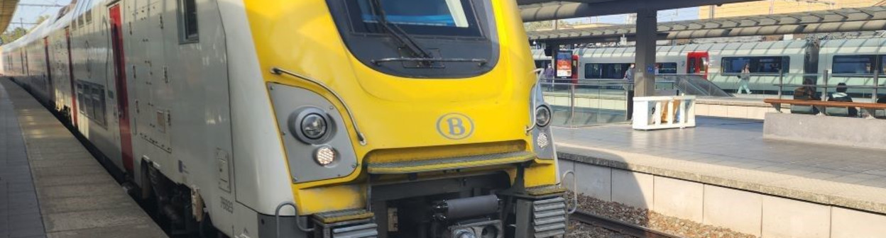 A Belgian IC train in Brugge with double-deck coaches