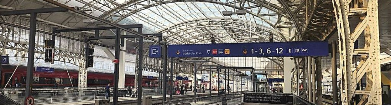 An escalator down from a platform at Salzburg Hbf