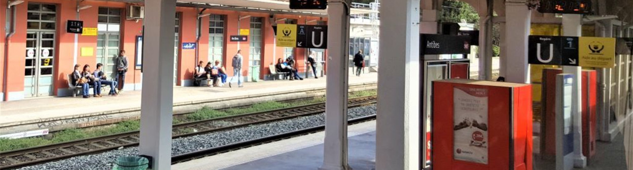 On voie 1 in Antibes station