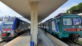Newer trains (on the left) are gradually replacing older trains (on the right) used for Regionale (R) services