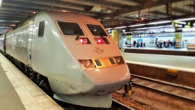 A X2000 train at Stockholm Central