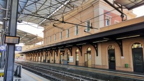 A roof spans the platforms/tracks at Parma station