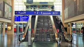 The entrance hall at Klagenfurt Hbf showing the access to gleis 2 - 5