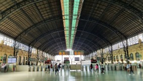 Looking towards the trains at Valencia-Nord - via/track 6 is on the right