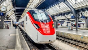 A Giruno train awaits departure from Zurich HB station