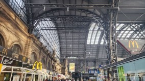 Looking across the concourse at Frankfurt (Main) Hbf