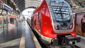A double-deck Regio train has arrived in Frankfurt (Main)