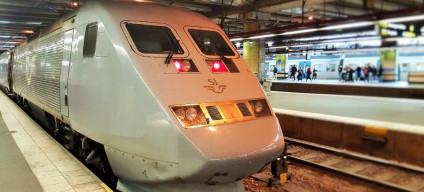 An older type of Snabbtåg train
