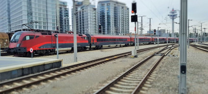 A Railjet train from the airport arrives in Wien Hbf