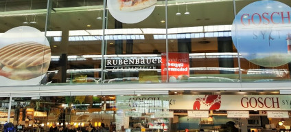 Looking towards the main food court (one of many) at Munchen Hbf