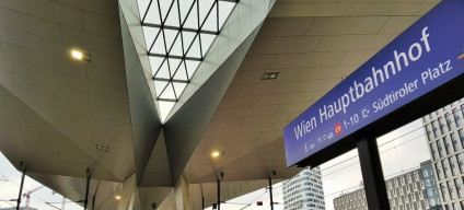 The clear direction signage on the platforms/tracks at Wien Hbf