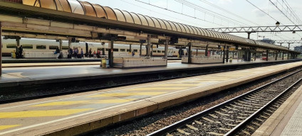 A view of the voies/platforms/tracks at Lyon Part Dieu