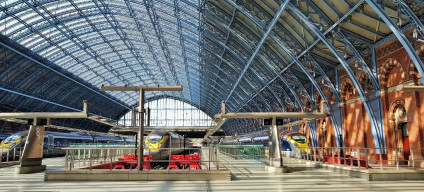 The Eurostars arrive at the upper level, but the Eurostar departure lounge is beneath the trains