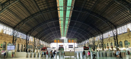 Looking towards the trains at Valencia-Nord - via/track 6 is on the right