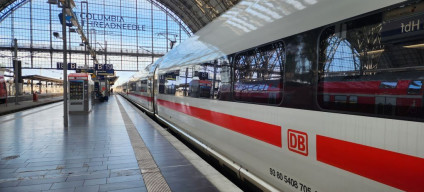 An ICE 3neo train has arrived in Frankfurt (Main) Hbf