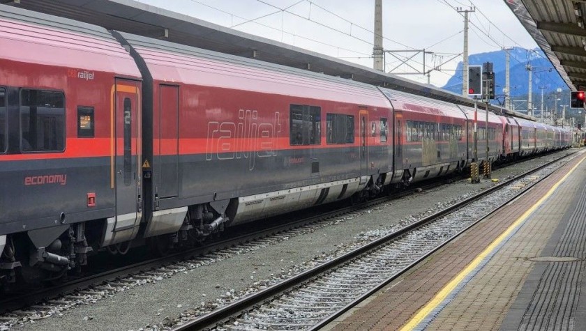 A Railjet train arrives in Wien Hbf