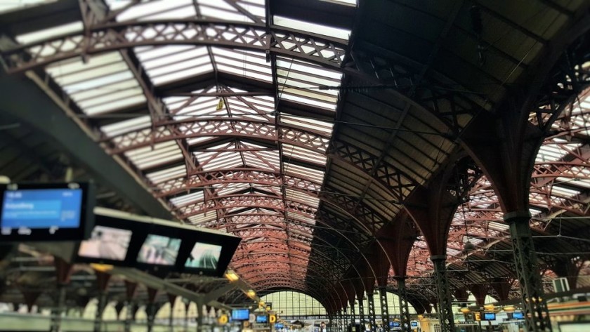 The beautiful roof over the platforms/spor at København H station