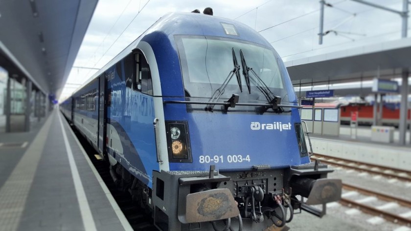 A Czech Railjet (rj) train on the international route to Austria