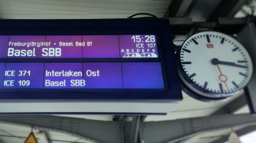 The next departure indicator on a gleis/platform/track - note the zone information under the departure time
