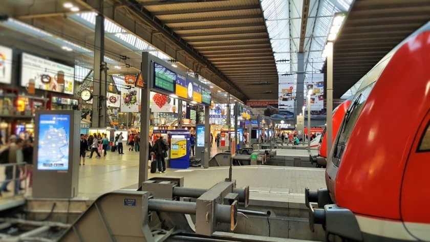 The platforms/gleis at Munchen Hbf in the main station have step free access to the concourse