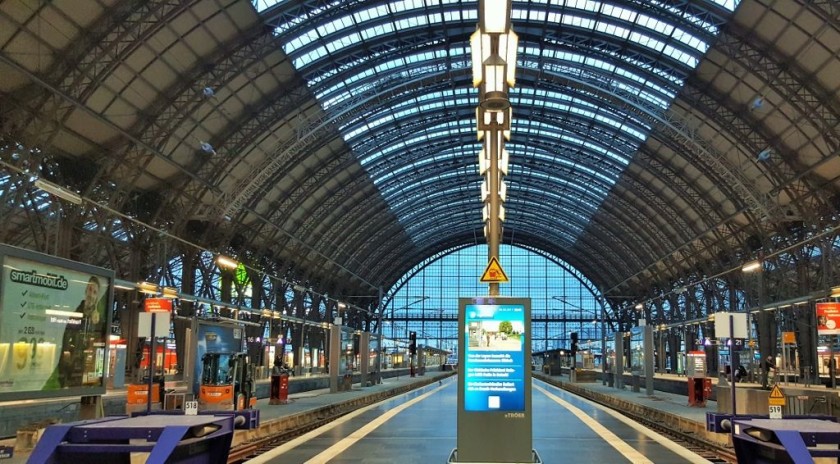 The gleis/platforms in Frankfurt's main station are spanned by stunning glass roofs