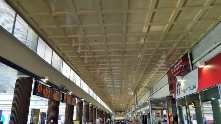 The departure concourse at Venezia S. L. -  the platforms/binario are to the left