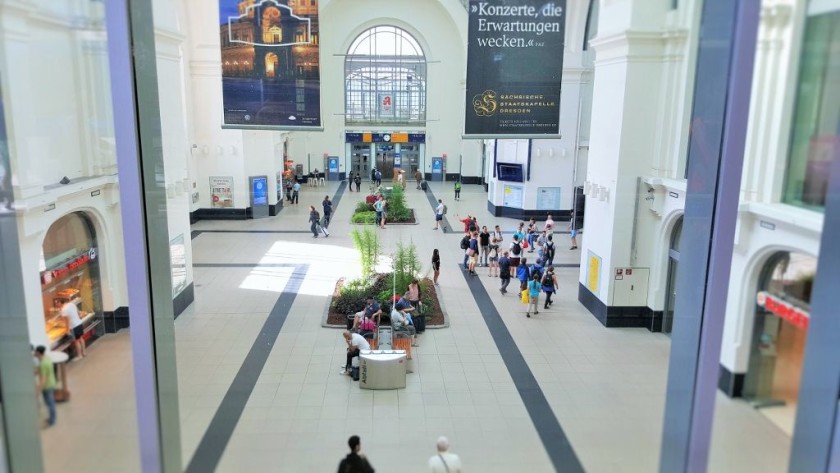 The main hall, main entrance to the left, main concourse to the right