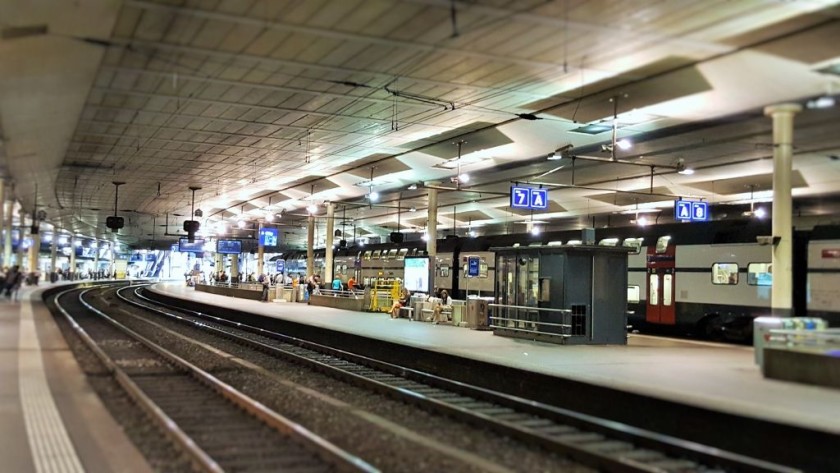 The platforms under the concrete roof at Bern station