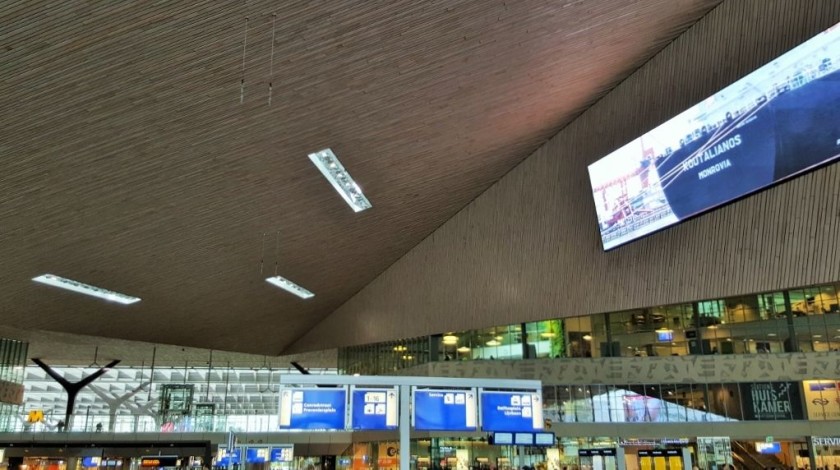 The main concourse at Rotterdam Centraal - the passage way to the trains is bottom left